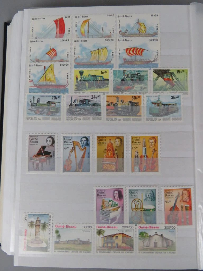 Postzegelverzameling in album met diverse thema's 2