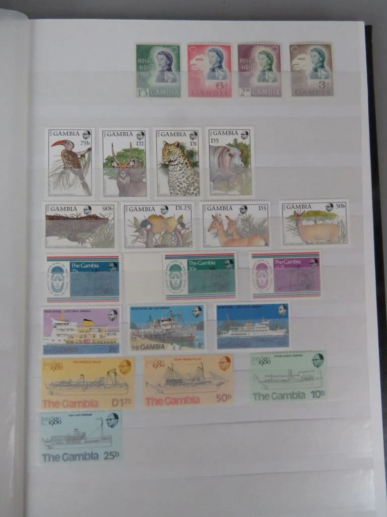 Postzegelverzameling in album met diverse thema's 2