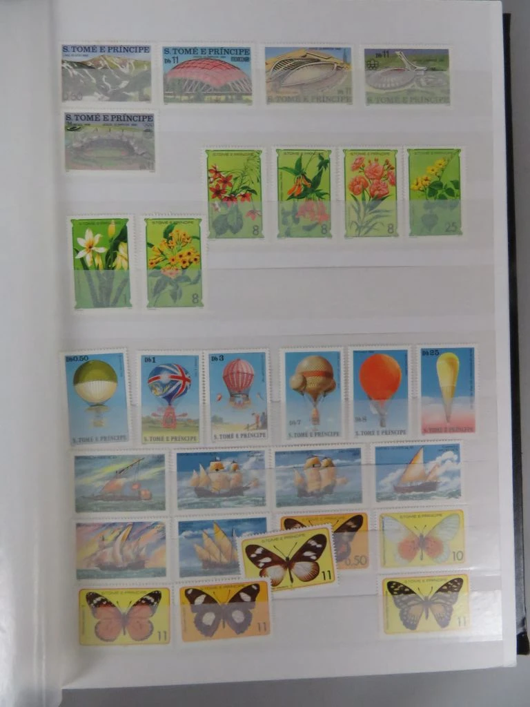 Postzegelverzameling in album met diverse thema's 2