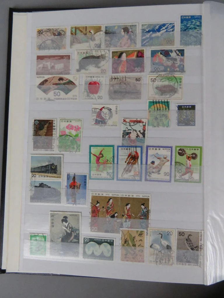 Postzegelverzameling in album met diverse thema's 2