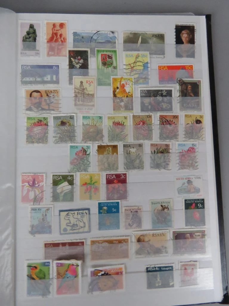 Postzegelverzameling in album met diverse thema's 2
