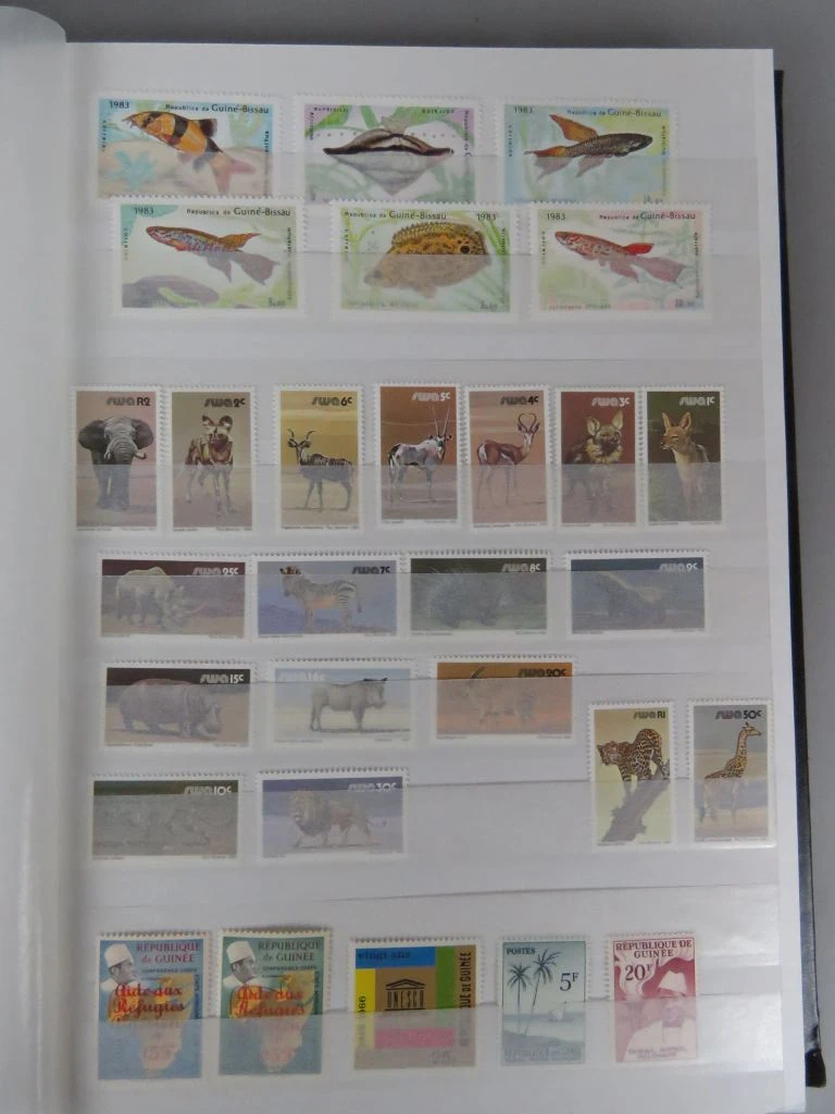 Postzegelverzameling in album met diverse thema's 2