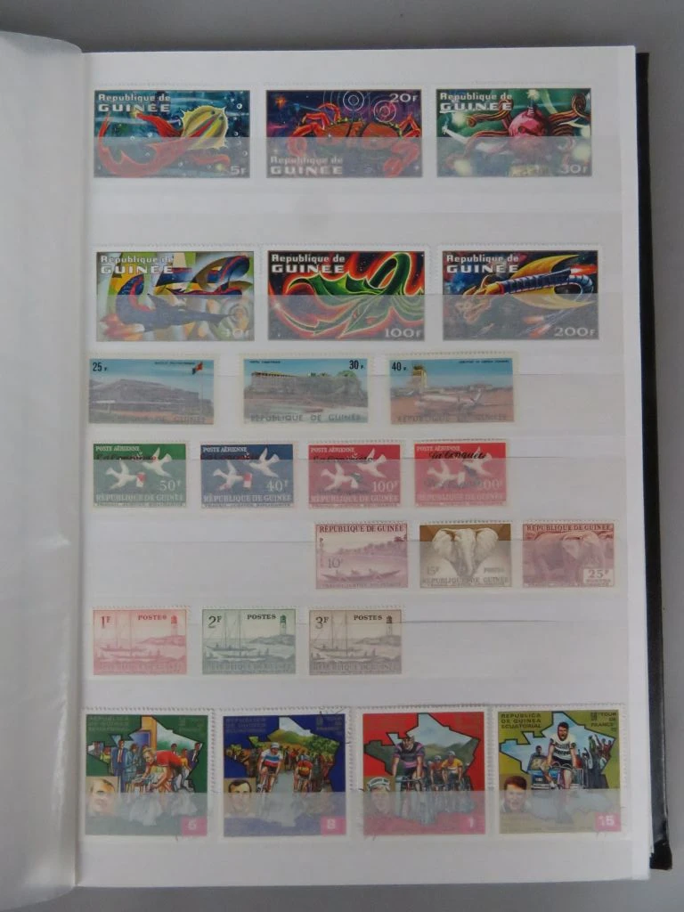 Postzegelverzameling in album met diverse thema's 2
