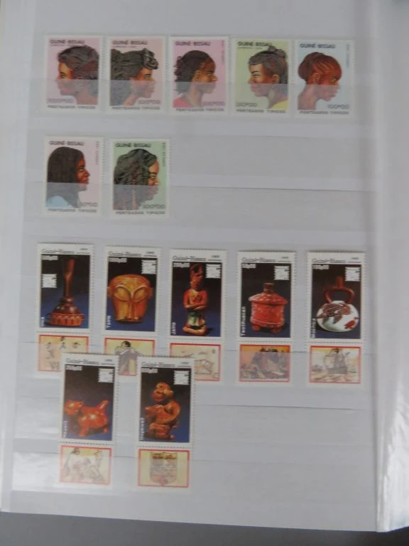 Postzegelverzameling in album met diverse thema's 2