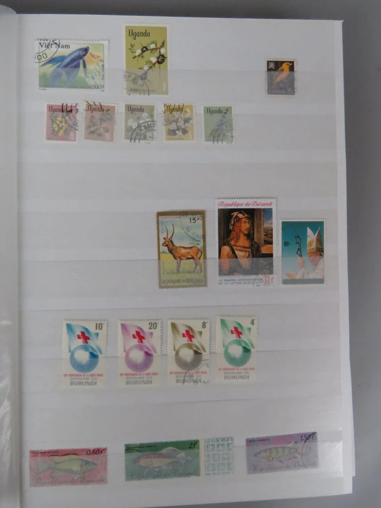 Postzegelverzameling in album met diverse thema's 2