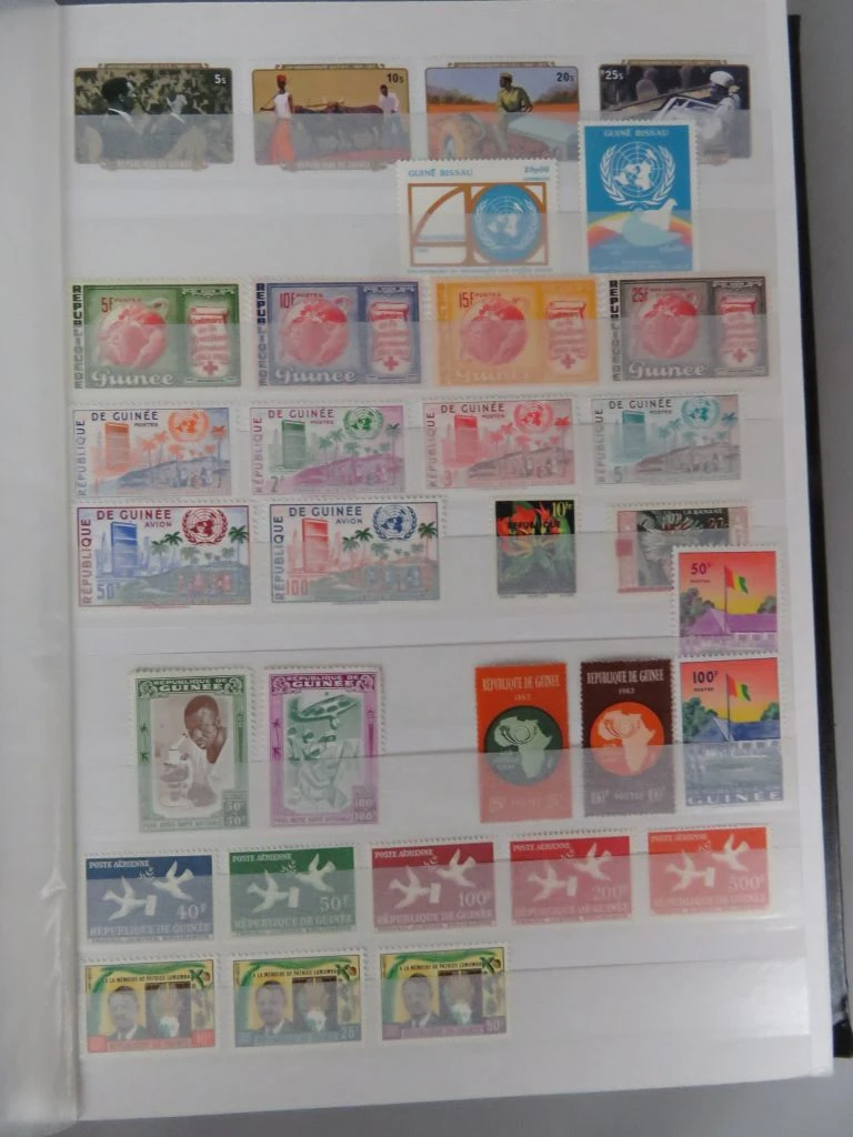 Postzegelverzameling in album met diverse thema's 2