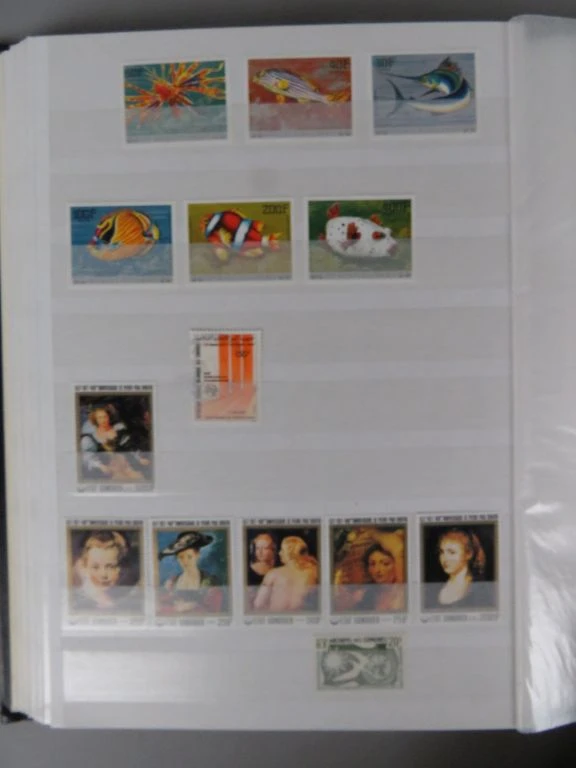 Postzegelverzameling in album met diverse thema's 2