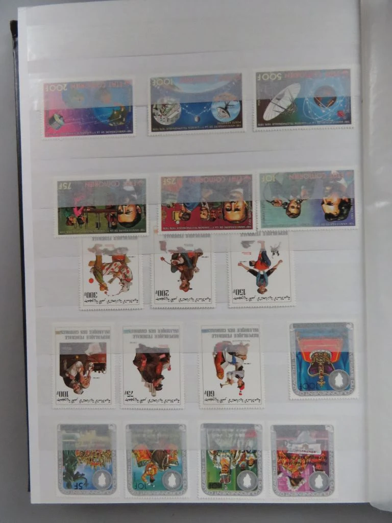 Postzegelverzameling in album met diverse thema's 2