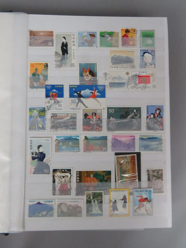 Postzegelverzameling in album met diverse thema's 2