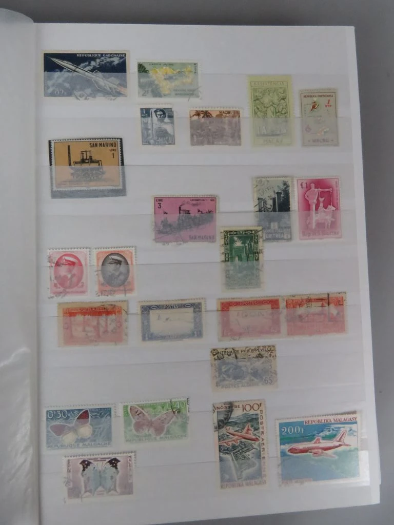 Postzegelverzameling in album met diverse thema's 2