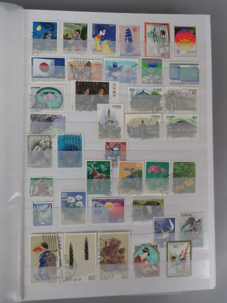 Postzegelverzameling in album met diverse thema's 2