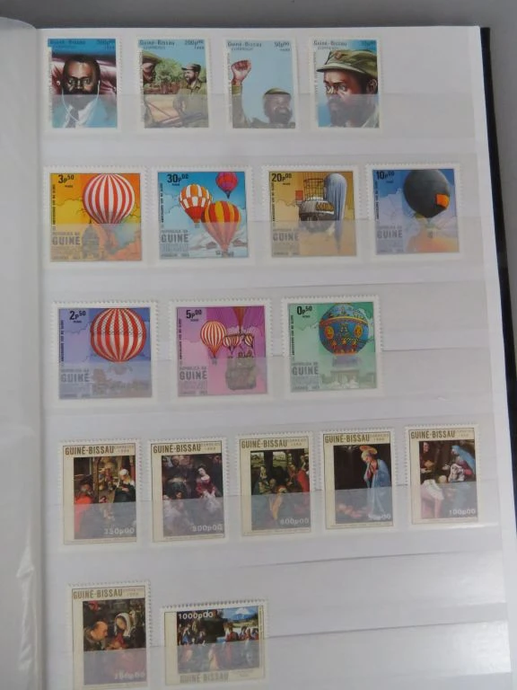 Postzegelverzameling in album met diverse thema's 2