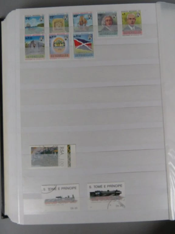 Postzegelverzameling in album met diverse thema's 2