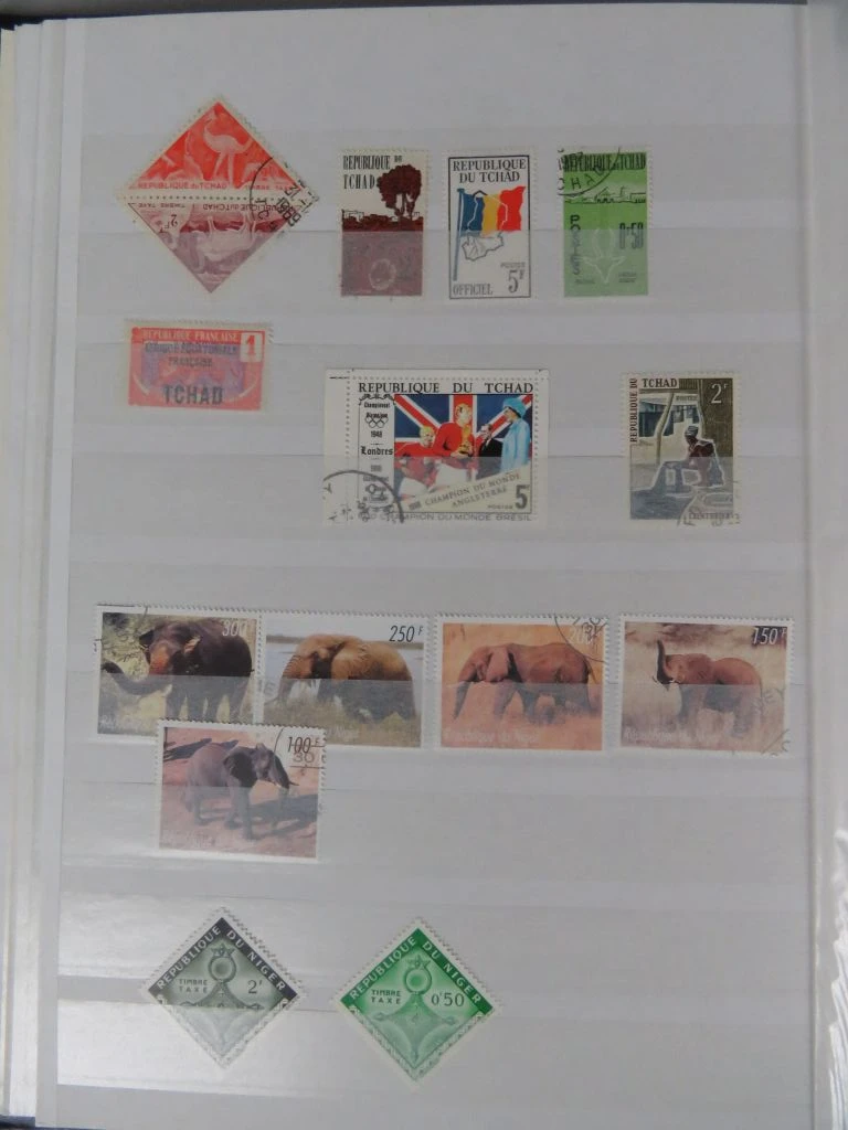 Postzegelverzameling in album met diverse thema's 2