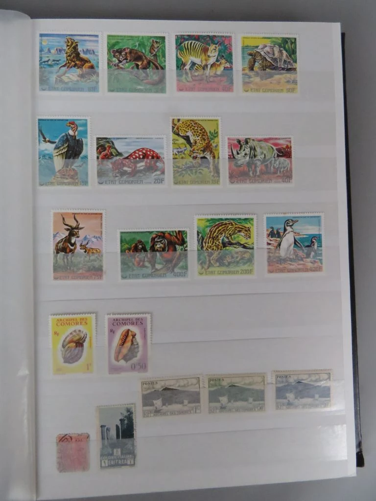 Postzegelverzameling in album met diverse thema's 2