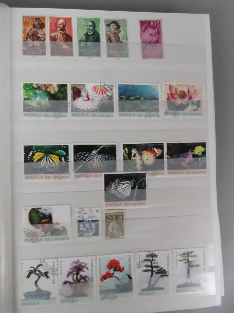 Postzegelverzameling in album met diverse thema's 2