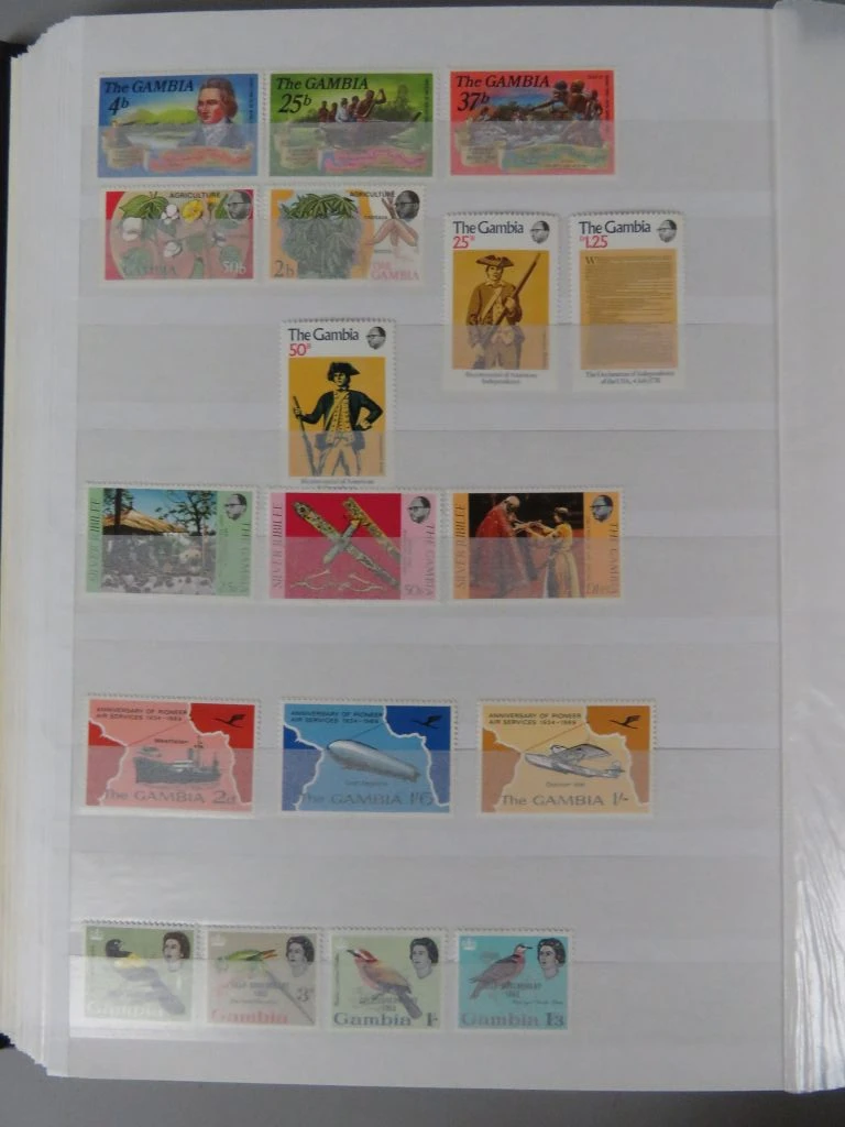 Postzegelverzameling in album met diverse thema's 2