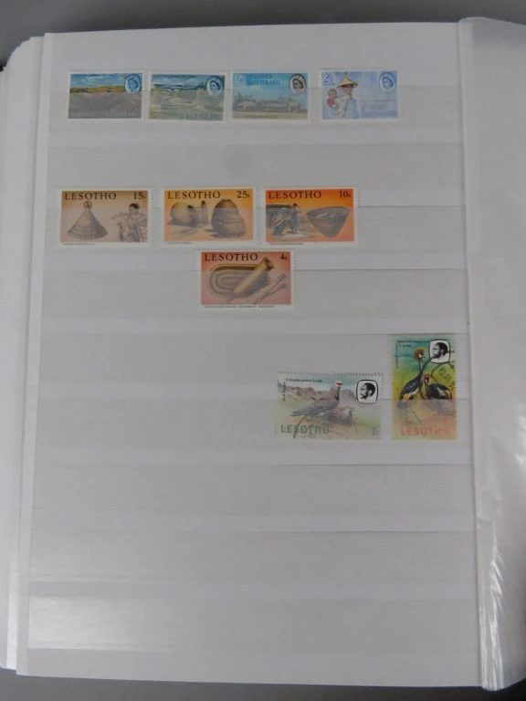 Postzegelverzameling in album met diverse thema's 2