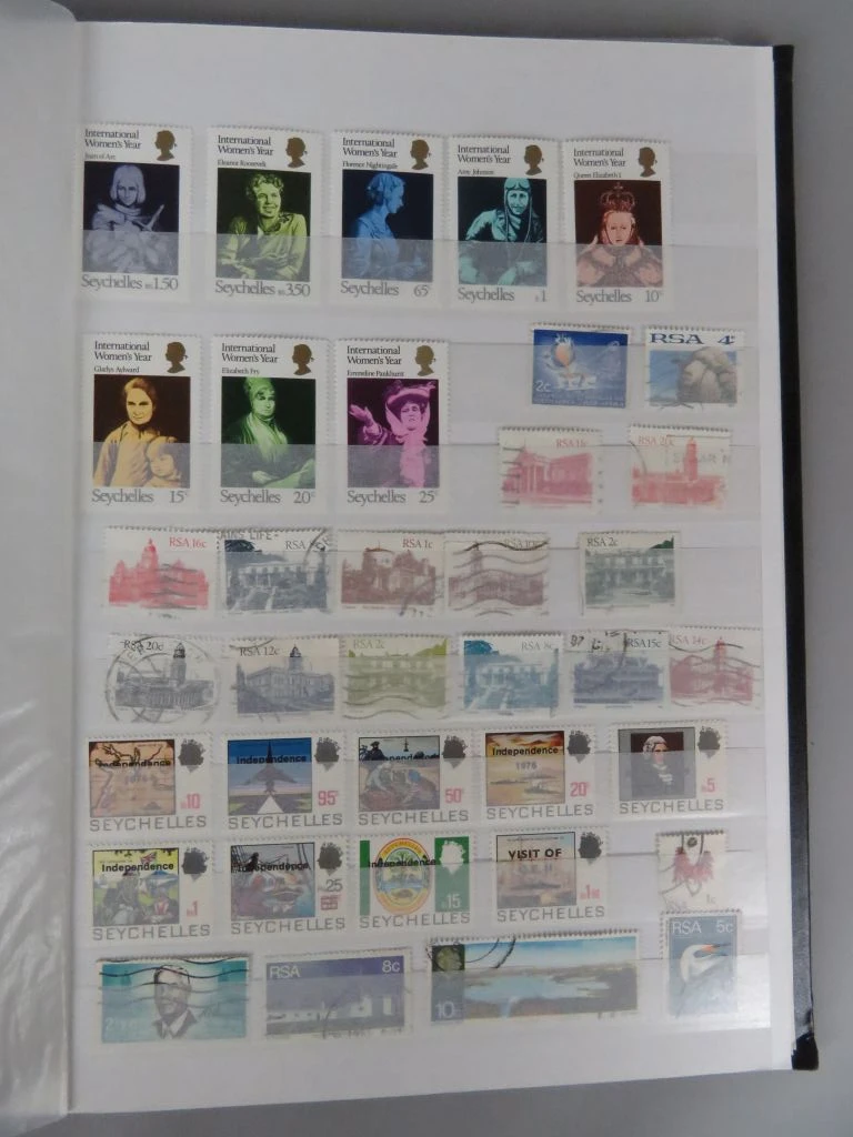 Postzegelverzameling in album met diverse thema's 2