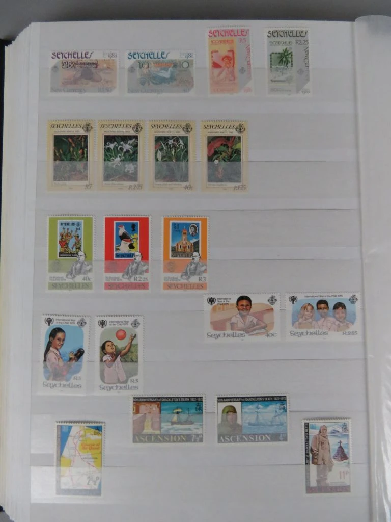 Postzegelverzameling in album met diverse thema's 2