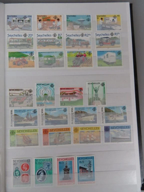 Postzegelverzameling in album met diverse thema's 2