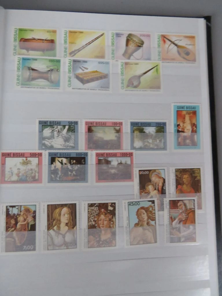 Postzegelverzameling in album met diverse thema's 2