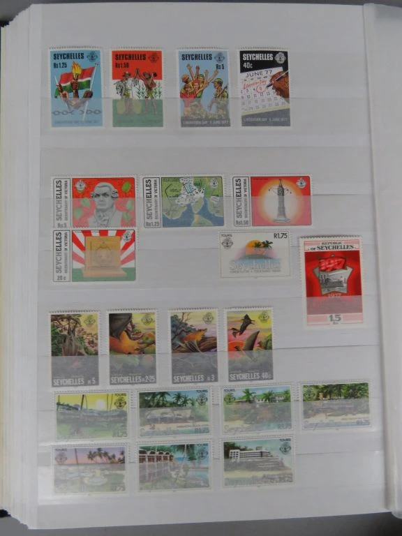 Postzegelverzameling in album met diverse thema's 2
