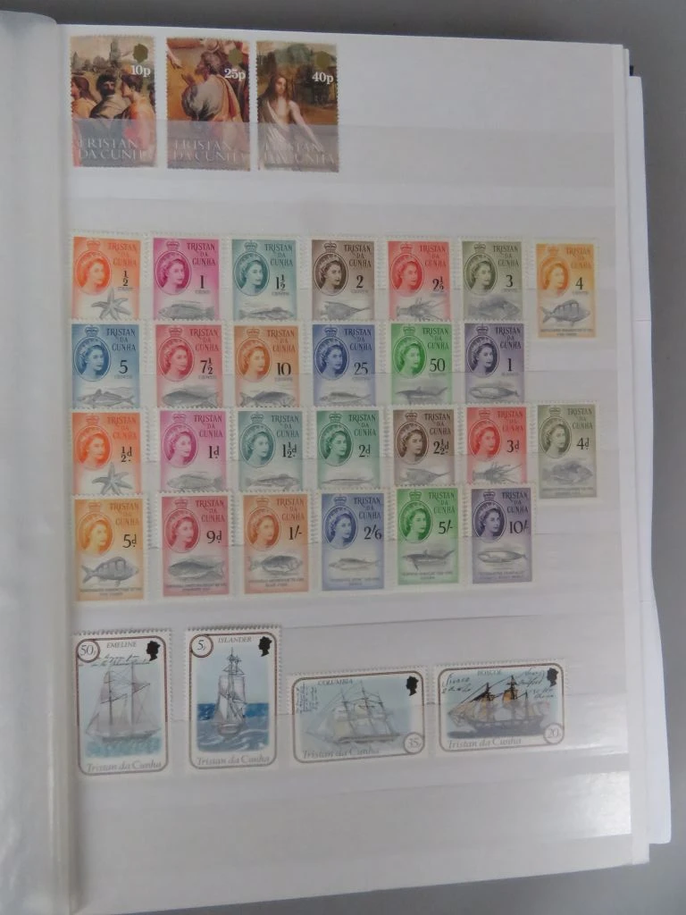 Postzegelverzameling in album met diverse thema's 2