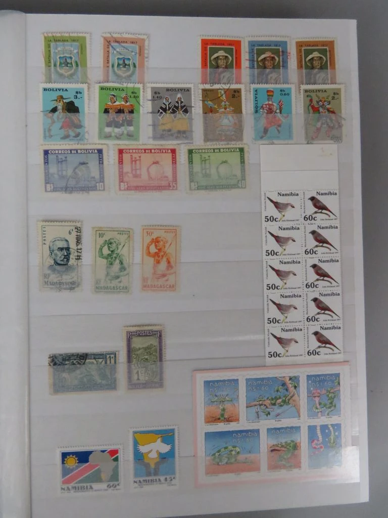 Postzegelverzameling in album met diverse thema's 2