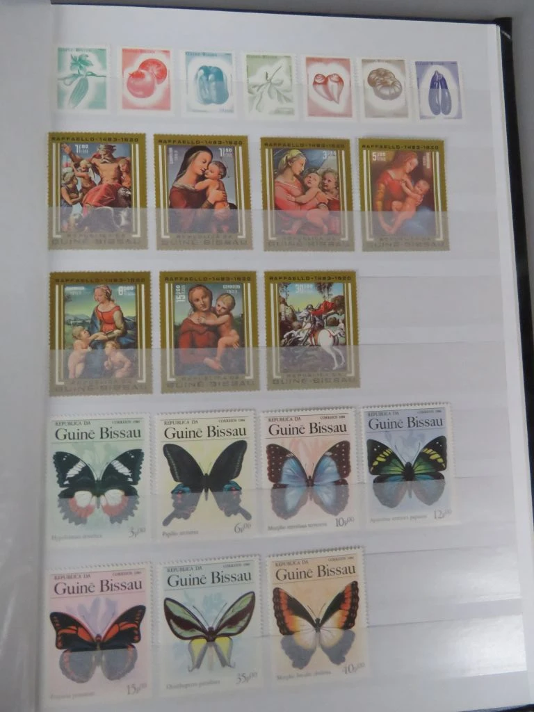 Postzegelverzameling in album met diverse thema's 2