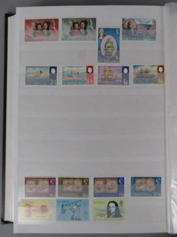 Postzegelverzameling in album met diverse thema's 2