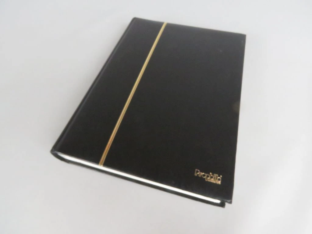 Postzegelverzameling in album met diverse thema's 2