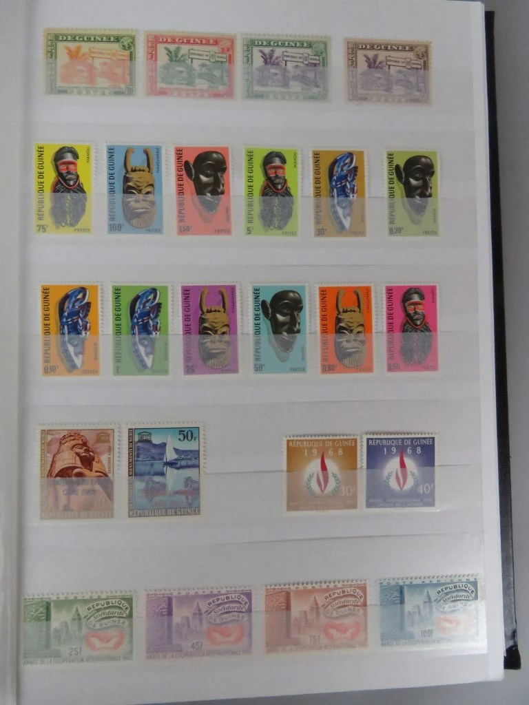 Postzegelverzameling in album met diverse thema's 2