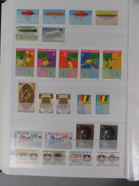 Postzegelverzameling in album met diverse thema's 2