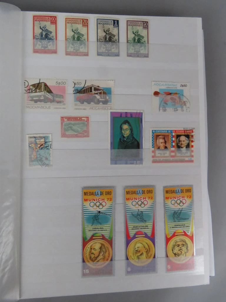 Postzegelverzameling in album met diverse thema's 2
