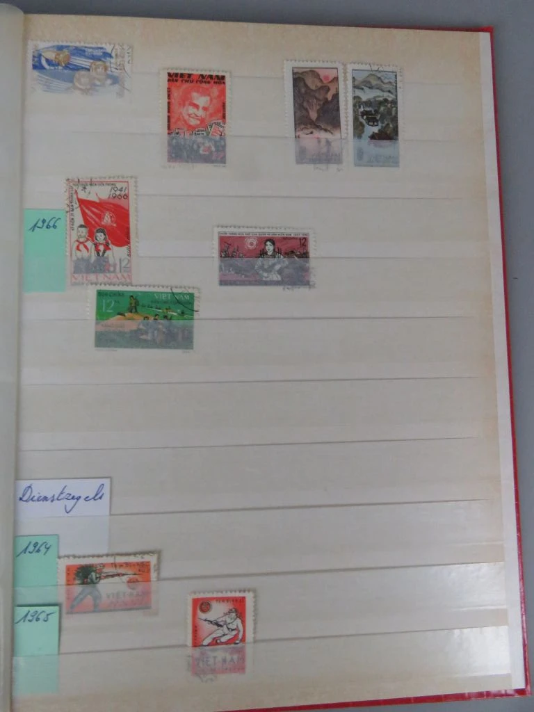 Postzegelverzameling in rode albummap Azië
