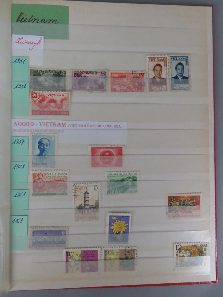 Postzegelverzameling in rode albummap Azië