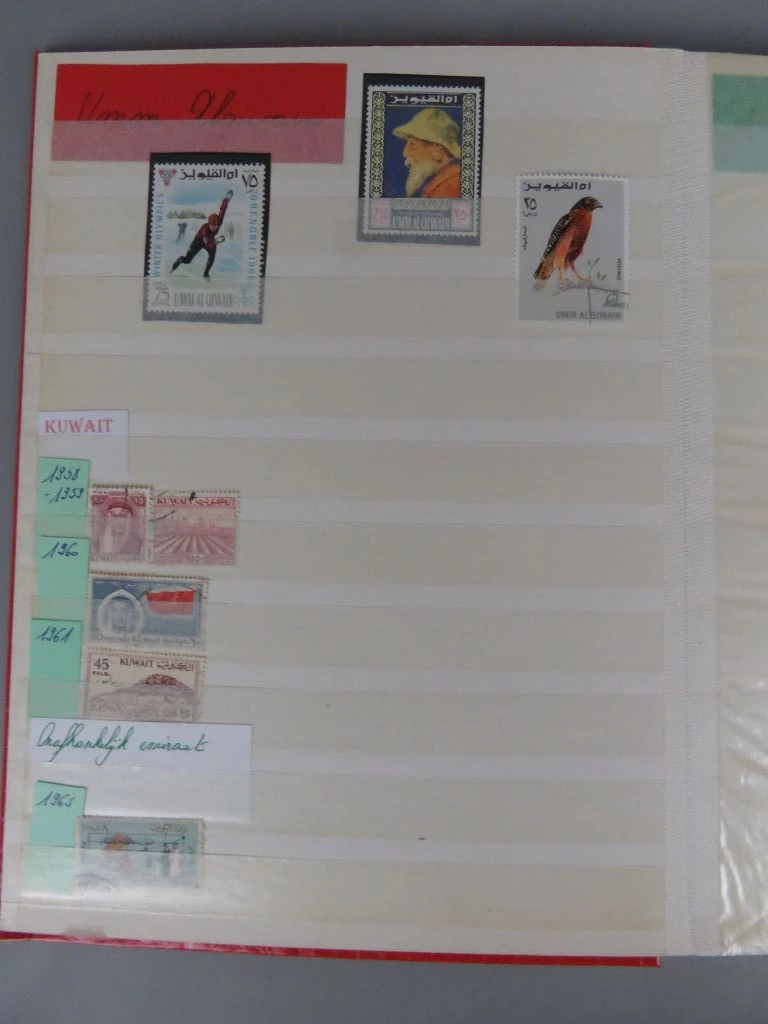 Postzegelverzameling in rode albummap Azië