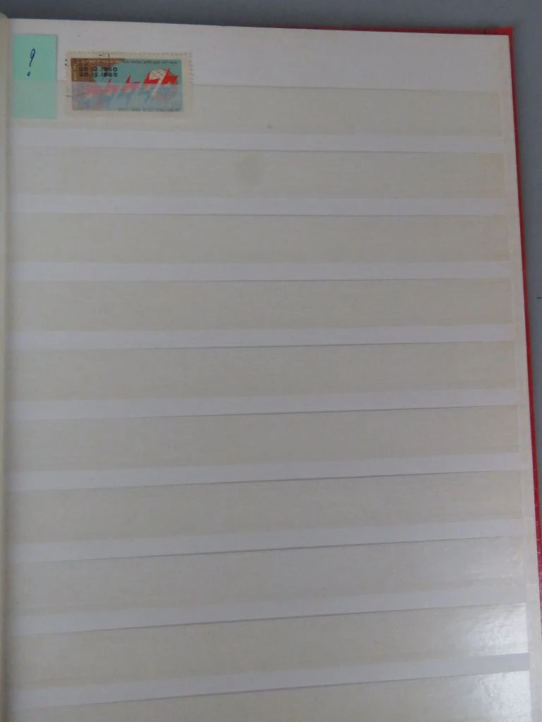 Postzegelverzameling in rode albummap Azië