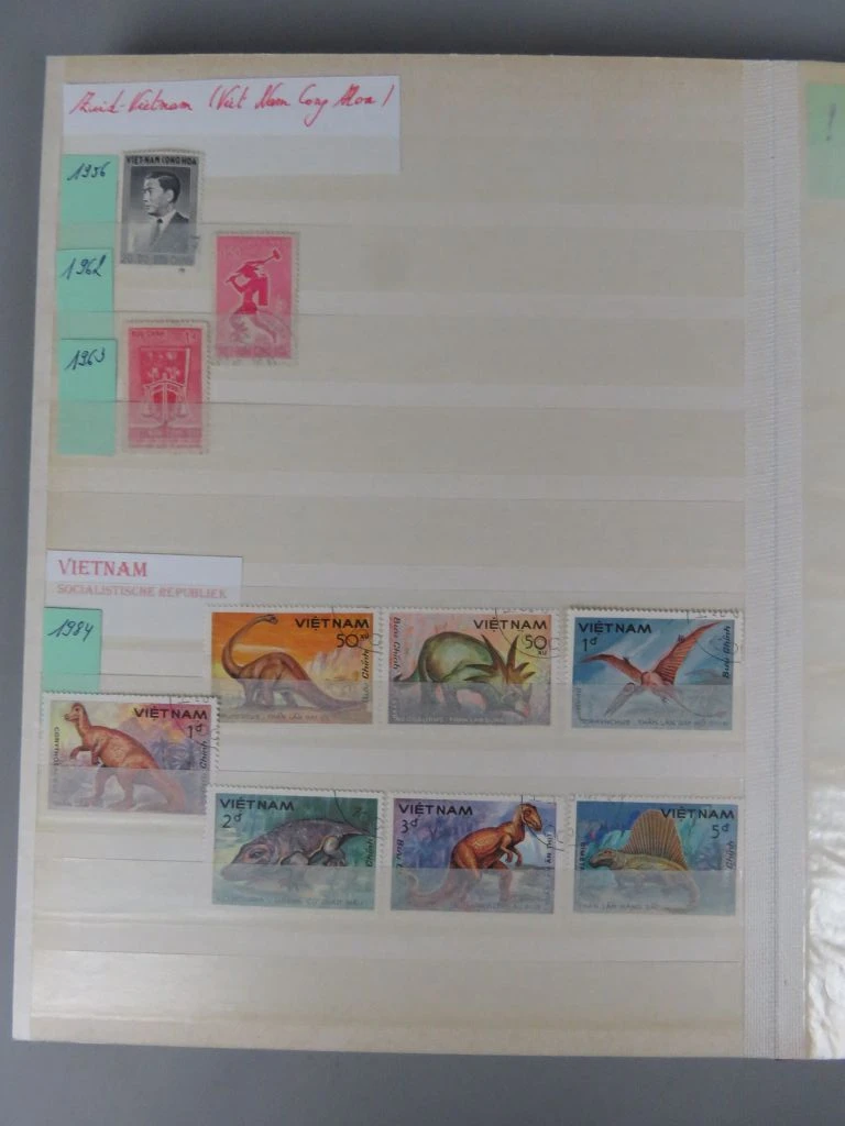 Postzegelverzameling in rode albummap Azië