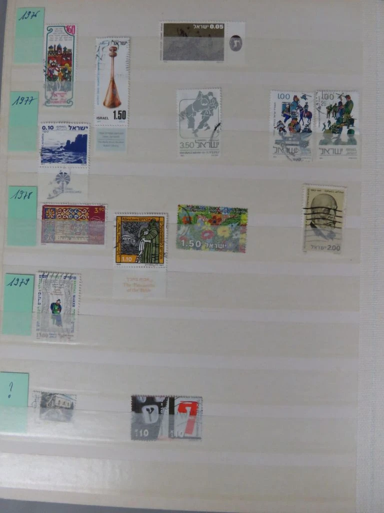 Postzegelverzameling in rode albummap Azië