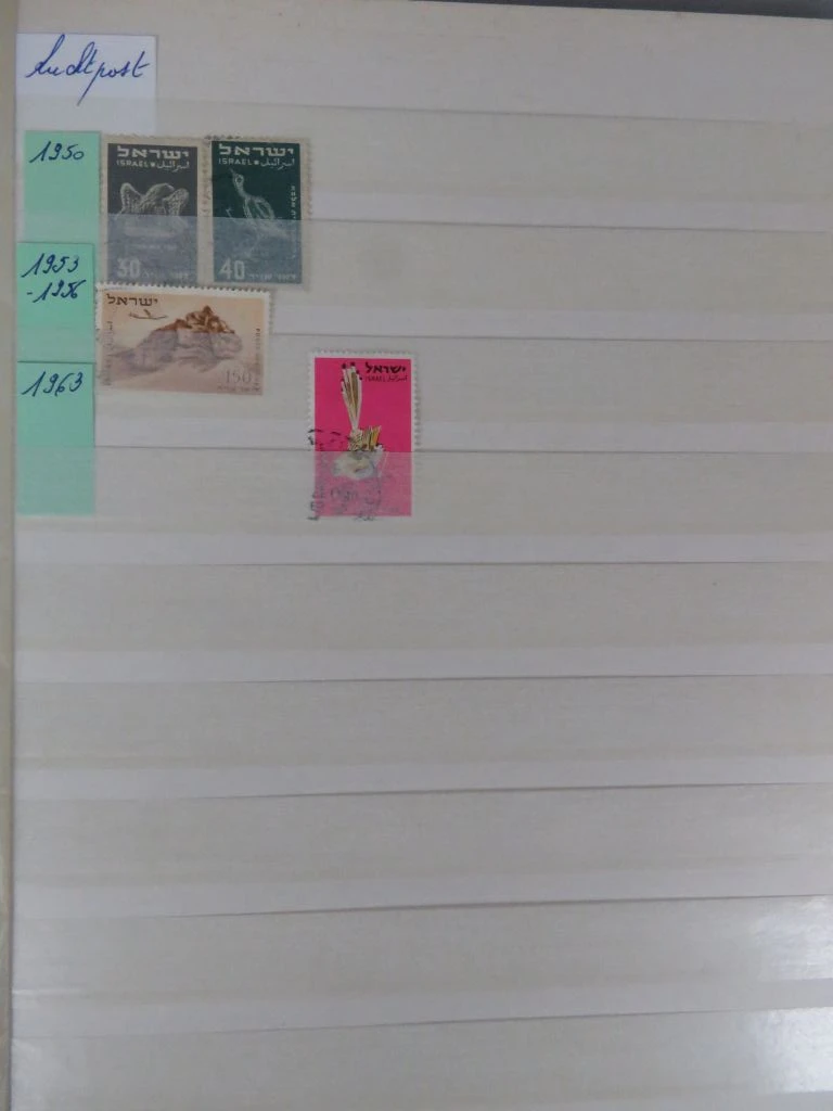 Postzegelverzameling in rode albummap Azië