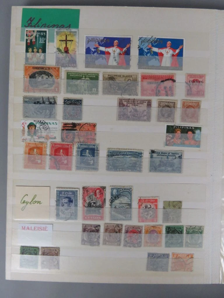 Postzegelverzameling in rode albummap Azië