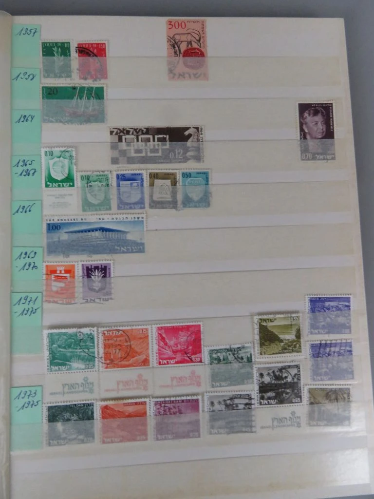 Postzegelverzameling in rode albummap Azië