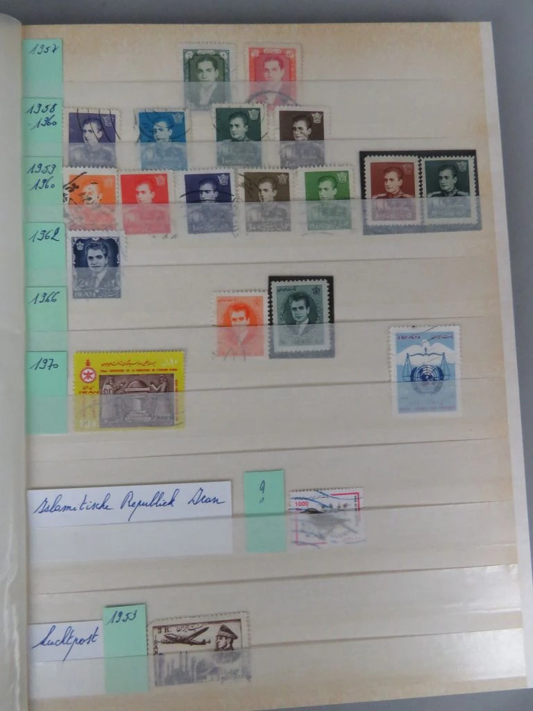 Postzegelverzameling in rode albummap Azië