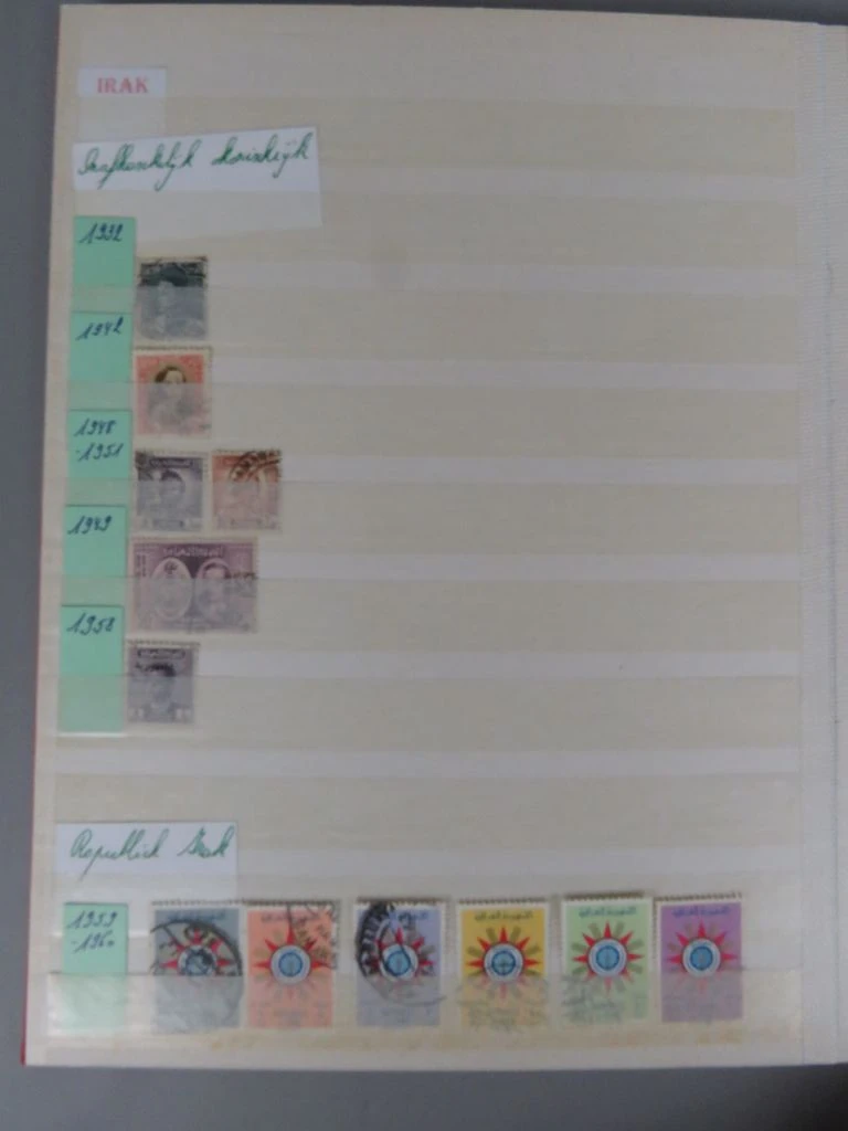 Postzegelverzameling in rode albummap Azië