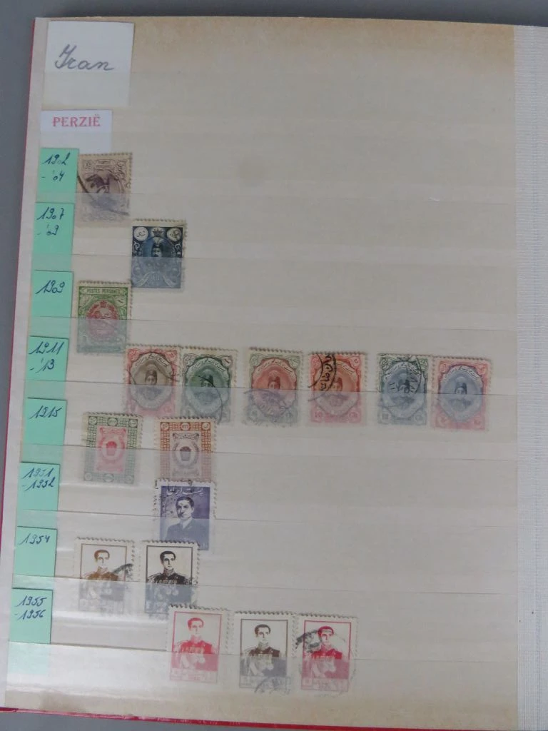 Postzegelverzameling in rode albummap Azië