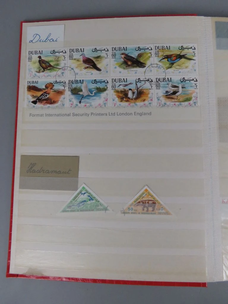 Postzegelverzameling in rode albummap Azië