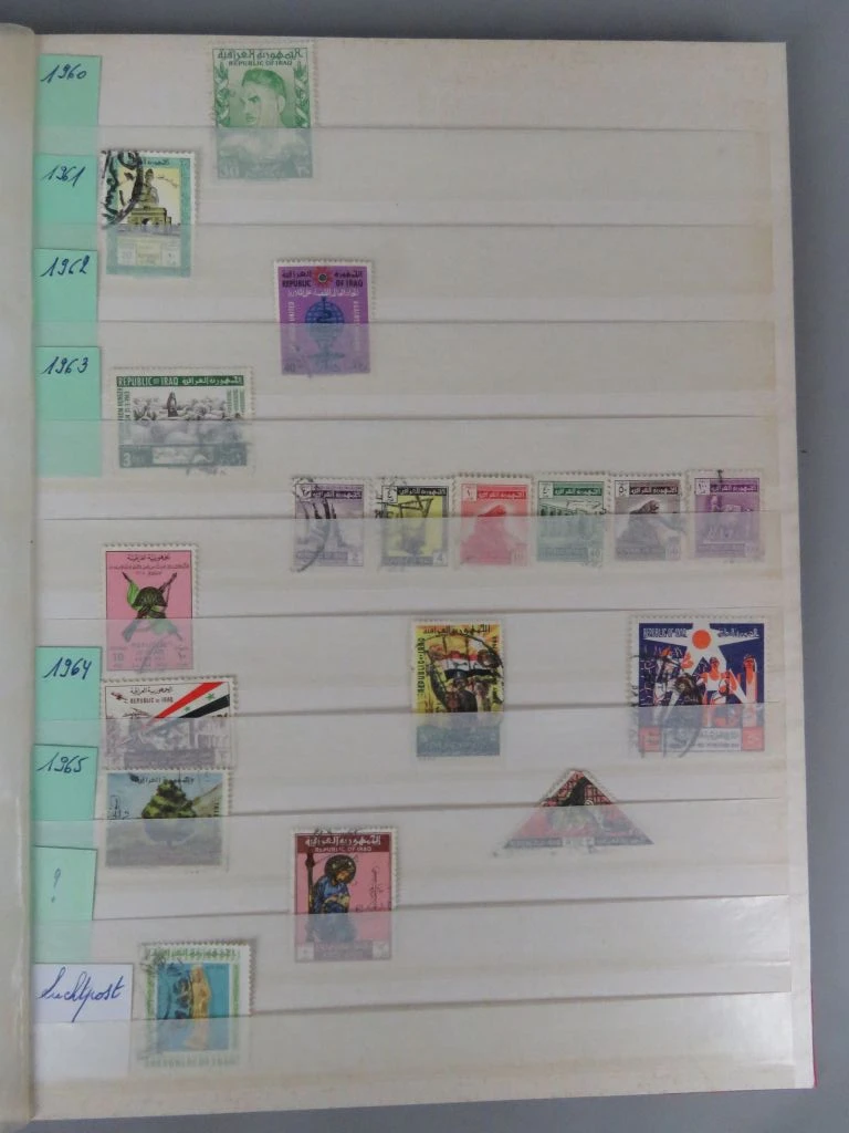 Postzegelverzameling in rode albummap Azië