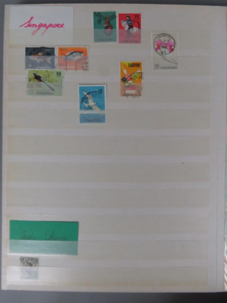 Postzegelverzameling in rode albummap Azië